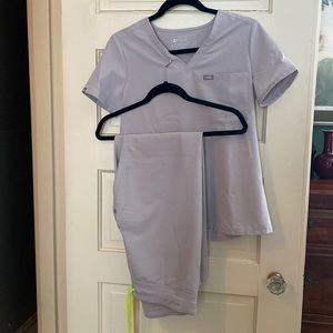 Figs scrubs in cement. Catarina top - size: XS Livingston bottom - size: SP